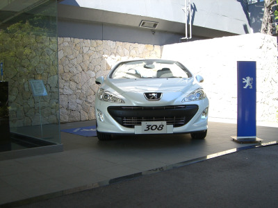 最高のホテルには、最高のプジョー車を。