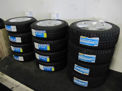 スタッドレスタイヤ続々入荷中