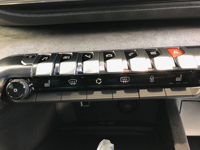 珍しい仕様の5008が入庫しました！！